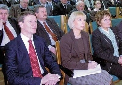 Minister Elżbieta Bieńkowska (druga z prawej) oraz poseł Andrzej Czerwiński w Nowym Sączu FOT. STANISŁAW ŚMIERCIAK
