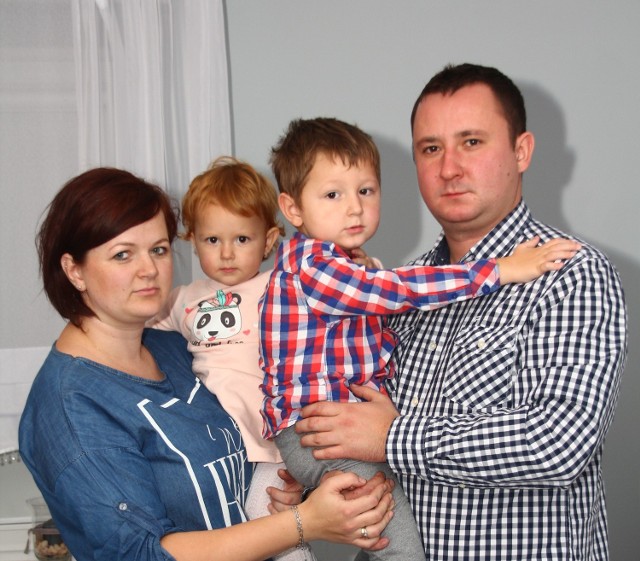 Rodzina Półtoraków czeka na dostęp do nowego leku, bo choroba Wojtka (w centrum) postępuje