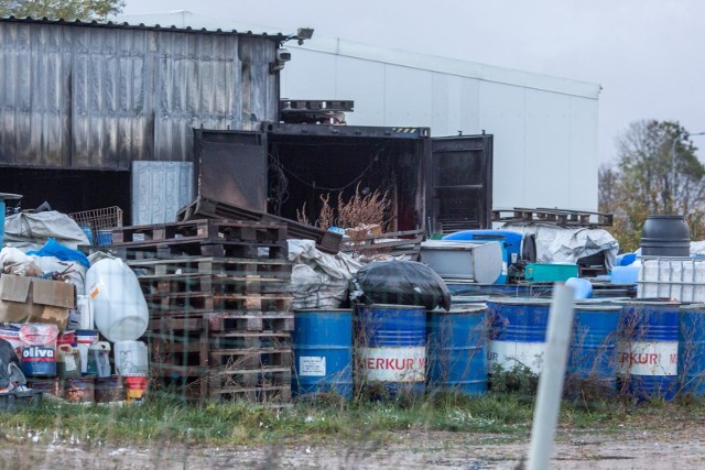 Pożar składowiska chemikaliów na ul. Przyrodników w Gdańsku Rębiechowie we wtorek 23.10.2018 gasiło 11 zastępów straży pożarnej