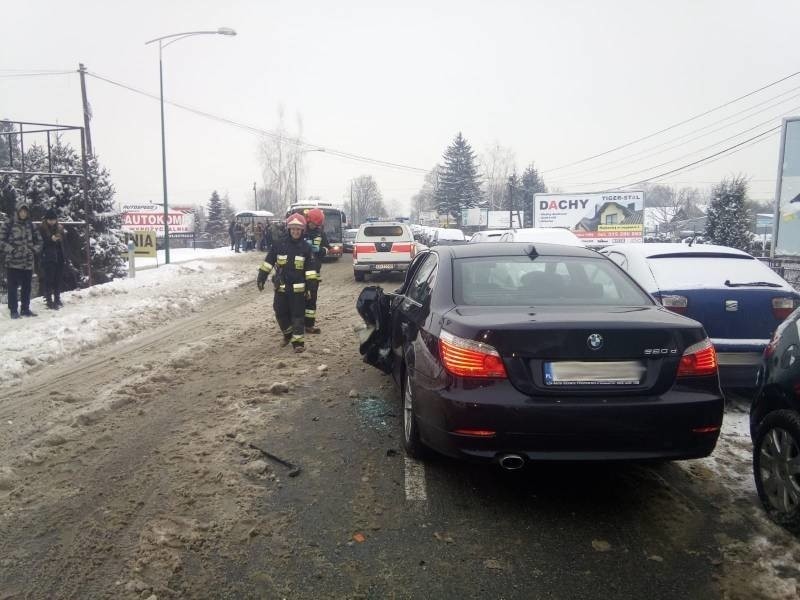 Nowy Sącz. Zderzenie samochodów na ul. Krakowskiej [ZDJĘCIA]