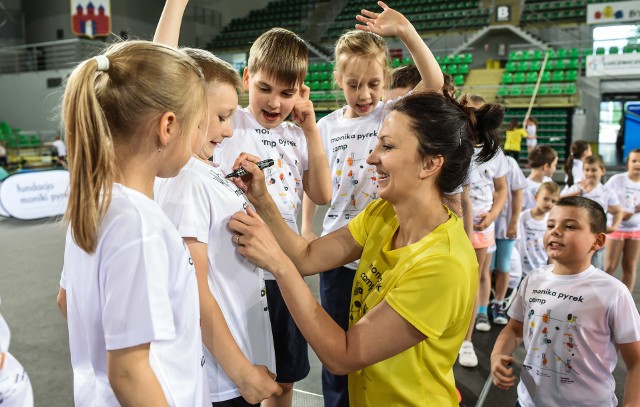 W środowe przedpołudnie w bydgoskiej "Łuczniczce" odbyły się warsztaty lekkoatletyczne z elementami skoku o tyczce dla dzieci.Jest to trzecia edycja Monika Pyrek Camp, która z roku na rok cieszy ogromnym zainteresowaniem. Impreza organizowana jest pod patronatem Ministerstwa Sportu i Turystyki oraz dofinansowana ze środków budżetu Miasta Bydgoszczy. Do wspólnej zabawy zaproszono ponad 300 dzieci z klas 1-3 szkół podstawowych z Bydgoszczy. Dzieci oddawały swoje pierwsze skoki już tradycyjnie pod okiem wicemistrzyni świata Moniki Pyrek.Warsztaty prowadziła wykwalifikowana kadra trenerska.Celem projektu jest zachęcenie uczestników do aktywności fizycznej, promocja aktywności fizycznej wśród dzieci, w tym w szczególności promocja oraz przybliżenie dyscypliny sportowej lekkiej atletyki. To także promocja i zaproszenie do udziału i kibicowania rodziców z dziećmi podczas tegorocznych Drużynowych Mistrzostw Europy, które odbędą się w dniach 9-11 sierpnia w Bydgoszczy na stadionie Zawiszy.ZOBACZ JAK DZIECI W "ŁUCZNICZCE" PO RAZ PIERWSZY SKAKAŁY O TYCZCE >>>>>