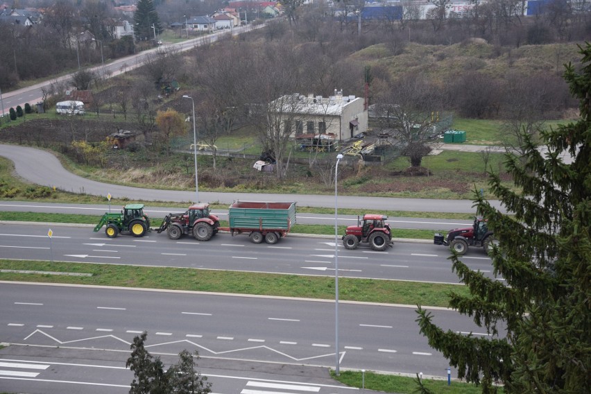 Protest rolników w Przemyślu. Kolumna traktorów na al....