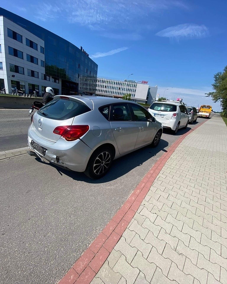 Kolizja czterech aut na A4. W rejonie ronda Matecznego to samo. Problemy na Grzegórzeckim