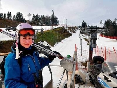 Anna z Białegostoku specjalnie na narty przyjechała do Krynicy-Zdroju. Większość tras zjazdowych jest zamknięta, wyciągi stoją, a spod cienkiej warstwy śniegu wystają płaty zielonej trawy. FOT. JERZY KOWALSKI
