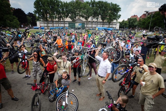 W tym roku, już po raz dziewiąty, odbyła się największa impreza rowerowa na Pomorzu Zachodnim. Tegoroczne &quot;Święto Cykliczne&quot; odbyło się pod hasłem: &bdquo;Spotkajmy się na rowerze!&rdquo;W ramach Zjazdu Gwiaździstego cykliści przyjechali do Szczecina od strony j. Głębokiego, Ros&oacute;wka i z Prawobrzeża. Celem był pl. Mickiewicza, gdzie odbył się piknik rowerowy z atrakcjami: konkursami, grą miejską, warsztatami tańca. Tak było przed rokiem: Święto Cykliczne 2017 w Szczecinie: Deszcz nie przestraszył rowerzyst&oacute;w [wideo, zdjęcia]&lt;script class=&quot;XlinkEmbedScript&quot; data-width=&quot;854&quot; data-height=&quot;480&quot; data-url=&quot;//get.x-link.pl/b5fc58cc-d05d-09ca-635c-1cb6e2e103e8,2ebc4960-71d5-c7b2-90cb-5e5757eb20d5,embed.html&quot; type=&quot;application/javascript&quot; src=&quot;//prodxnews1blob.blob.core.windows.net/cdn/js/xlink-i.js?v1&quot;&gt;&lt;/script&gt;