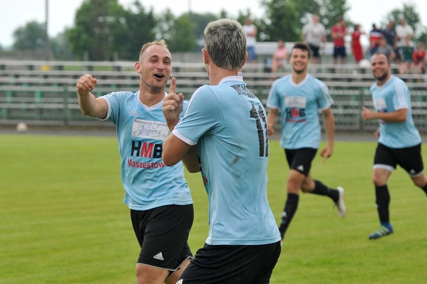 Troje rodzeństwa spełniającego swoje sportowe pasje w...