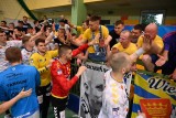 Zobacz jak Łomża Vive Kielce z kibicami świętowało w Mielcu mistrzostwo Polski (FOTO)