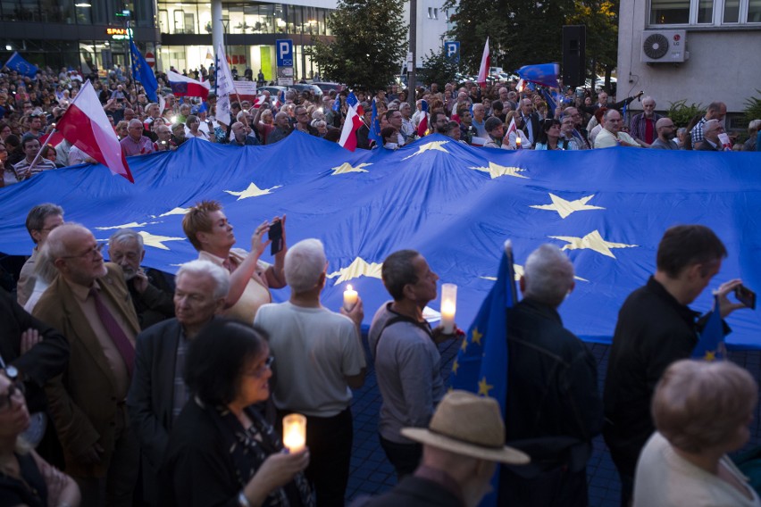 "Europo, nie odpuszczaj!" Protest w obronie sądów w Krakowie