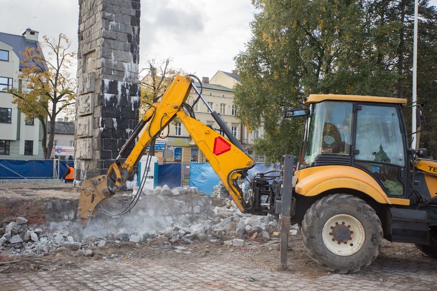 Trwa remont pomnika Żołnierza Polskiego przed słupskim...