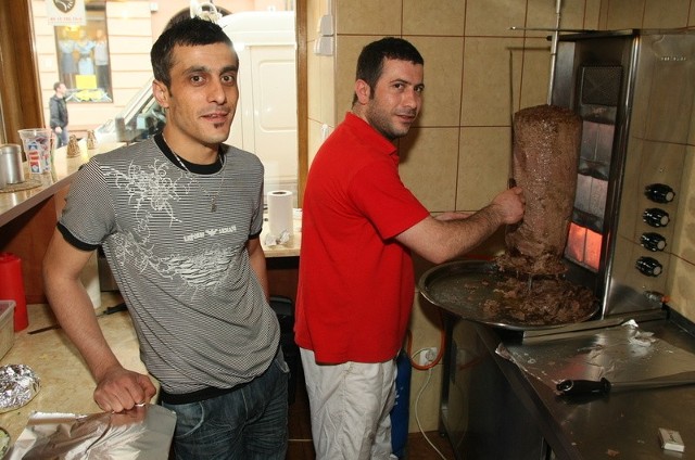 Z lewej: Kenan i Polat serwują kielczanom oryginalne, tureckie kebaby.