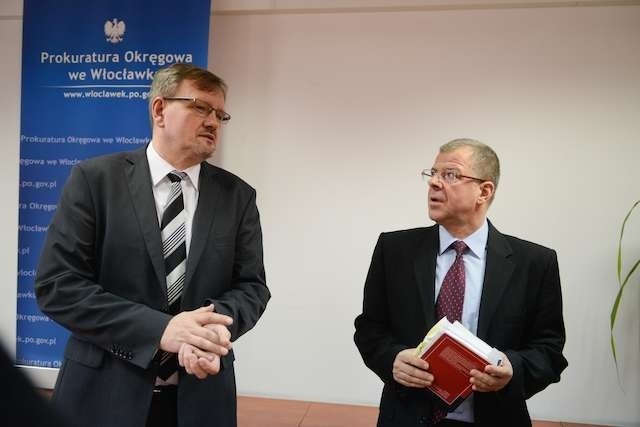 Decyzję o umorzeniu prawie dwuletniego śledztwa podjęto po wyczerpującym badaniu  podkreśla Wojciech Fabisiak, rzecznik Prokuratury Okręgowej we Włocławku  (z lewej, obok prokuratora Jana Stawickiego)