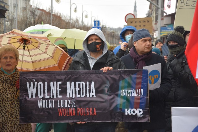 Demosntracja w Częstochowie przeciwko lex TVN.Zobacz kolejne zdjęcia. Przesuwaj zdjęcia w prawo - naciśnij strzałkę lub przycisk NASTĘPNE