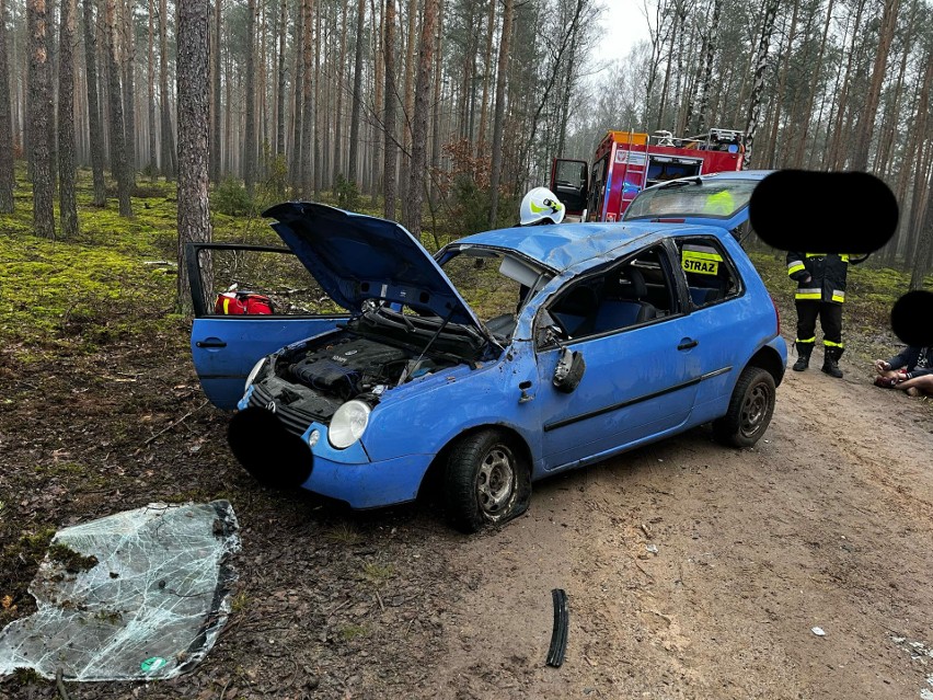 Wypadek w Zawadach gm. Baranowo. 15.02.2024 auto dachowało na leśnej drodze