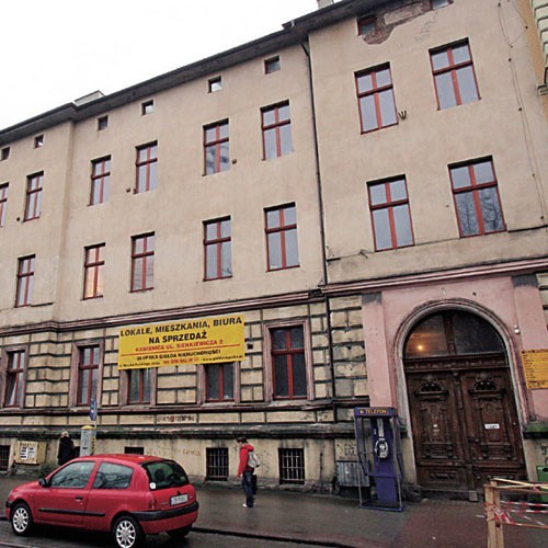 Mieszkania w tej - już prywatnej - kamienicy przy al. Sienkiewicza są sprzedawane za 1800 - 2000 zł za metr kwadratowy.
