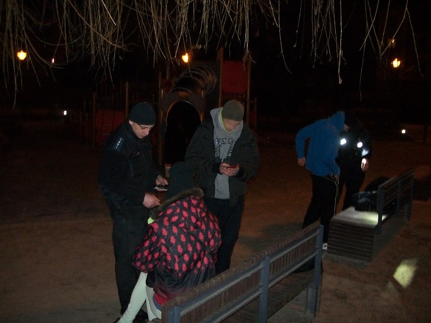 Akcja "Blokers" i "Koncesja" w Bydgoszczy.  Policjanci ze strażnikami miejskimi szukali osób spożywających alkohol w niedozwolonych miejscach