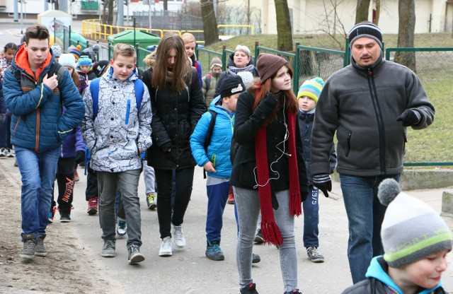 S K K T „PIECHUR” przy SP 15 ODDZIAŁ PTTK GRUDZIĄDZ oraz Wydział Edukacji UM zaprosili na RAJD GWIAŹDZISTY:  XV Pieszy „Szlakiem Mikołaja Kopernika ” i XVII Pieszy „Powitanie Wiosny”. Trasa rajdu wiodła od pętli tramwajowej w Tarpnie do siedziby O S W nr 2 przy ulicy Kasprowicza i liczyła ok 10 kilometrów. Pomaszerowało pond trzystu młodych turystów. Celem rajdu to uczczenie pobytu Mikołaja Kopernika w mieście, zwrócenie uwagi na ochronę przyrody, czynny wypoczynek na  świeżym powietrzu wśród przyjaciół, poznawanie walorów środowiskowych regionu.