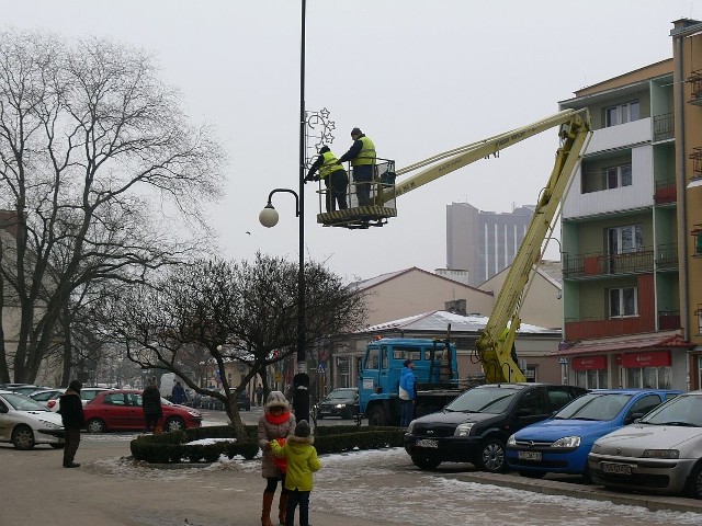We wtorek usuwano świetlne lampiony z centrum miasta.