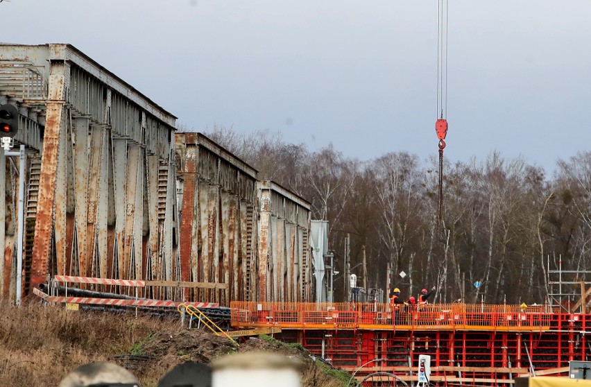 Nowy most w Podjuchach. Wykonawca zapewnia, że przejazd pociągów będzie możliwy pod koniec tego roku 