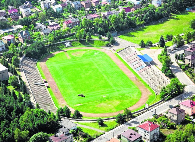 Stadion w Bukownie na 10 tys. miejsc gotowy był w 1972 r. Do teraz zostało 1000 krzesełek na wschodniej trybunie. Druga jest zamknięta.