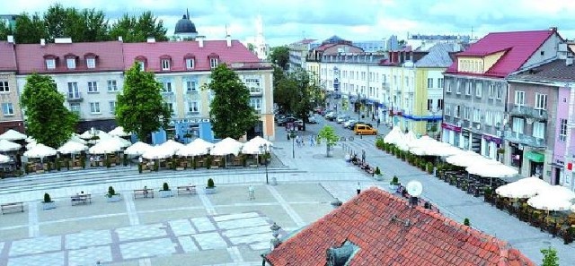 Dziś rynek cieszy oko mieszkańców Białegostoku. Coraz więcej właścicieli odnawia elewacje swoich budynków, choć akurat w tej dziedzinie pozostało jeszcze sporo do zrobienia.