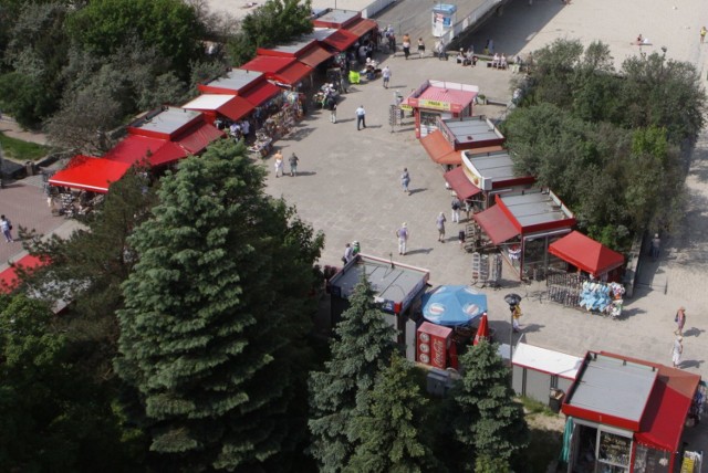 Te kioski stanęły tu 8 lat temu. Teraz handlującym w nich kupcom kończą się umowy dzierżawy. Kupcy walczą o ich przedłużenie.