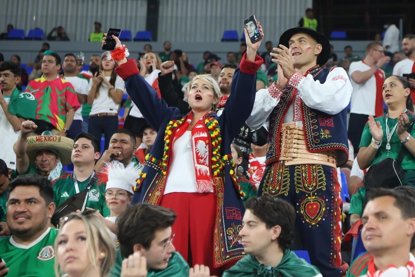 Zobacz kolejne zdjęcia. Przesuwaj zdjęcia w prawo - naciśnij...