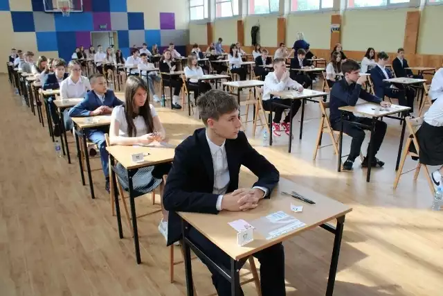 Egzamin ósmoklasisty z języka polskiego trwa 120 minut, z matematyki 100 minut, a z języka obcego - 90 minut.