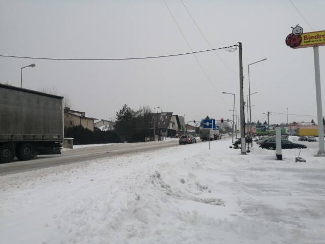 Na terenie Sandomierza większość głównych dróg jest przejezdna. Podobnie jest na drogach w powiecie sandomierskim. Jednak drogowcy ostrzegają. - Pada i zawiewa, dlatego sytuacja na drogach jest bardzo dynamiczna.