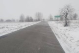 Zima w powiecie radomskim, śnieg zawiewa na drogi, ale te są przejezdne. Samochody jeżdżą wolniej niż zwykle