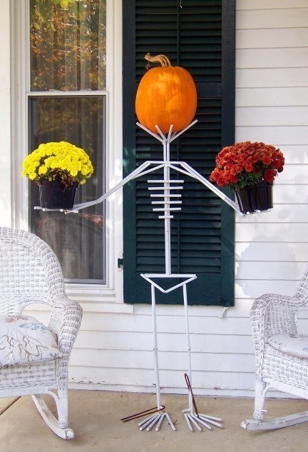 Dekoracje przed domem na hallowen.