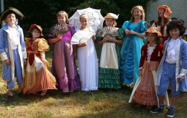Wielką popularnością wśród dzieci cieszyły się XIX-wieczne stroje, w które bardzo chętnie się przebierano. 
