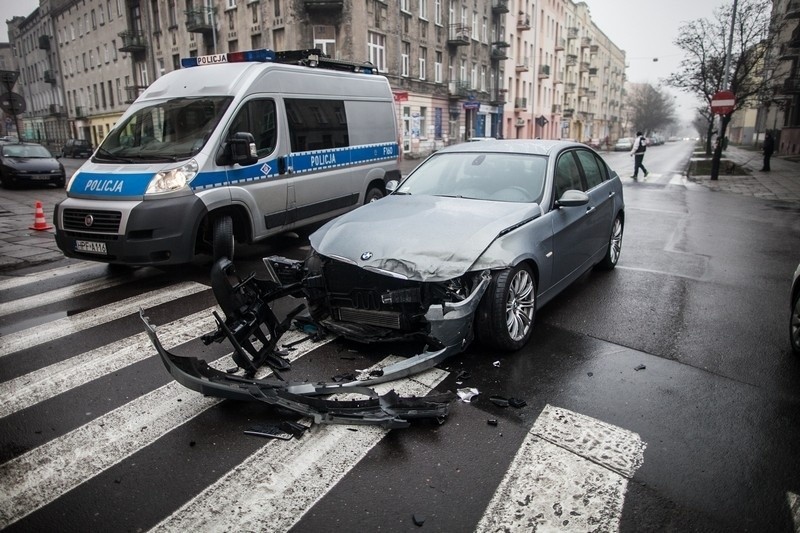 Dwie osoby ranne w wypadku na skrzyżowaniu ul. 1 Maja i Pogonowskiego [ZDJĘCIA, FILM]