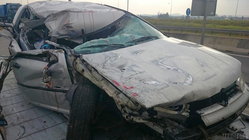 Kierowca volkswagena został poważnie ranny.