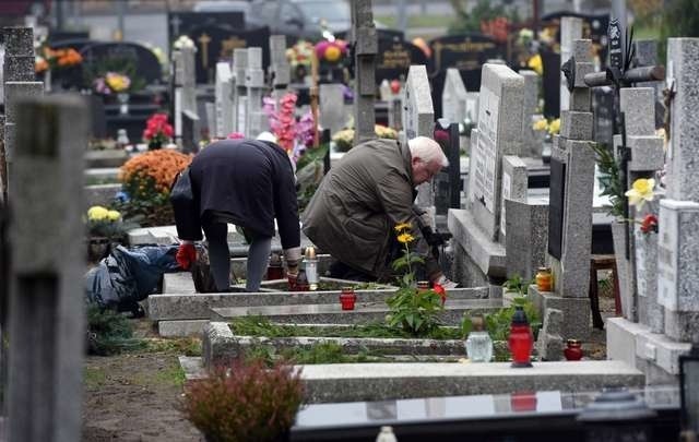 Nastrój świąteczny na cmentarzuNastrój świąteczny na cmentarzu