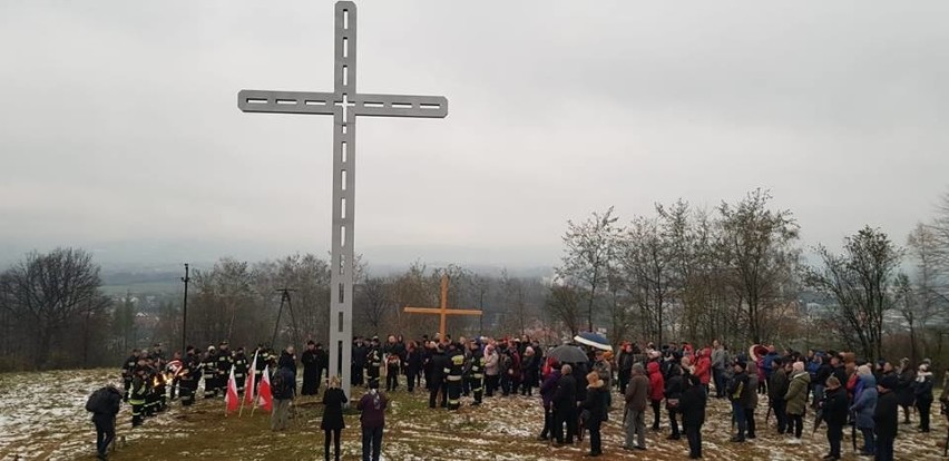 Nowy Sącz. Poświęcono nowy Krzyż Pamięci na Wierchach w Biegonicach [ZDJĘCIA]