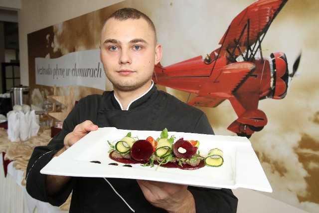 - Carpaccio z gęsi na buraczkach posmakuje każdemu - poleca Paweł Czerwiński, kucharz w Hotelu Aviator.