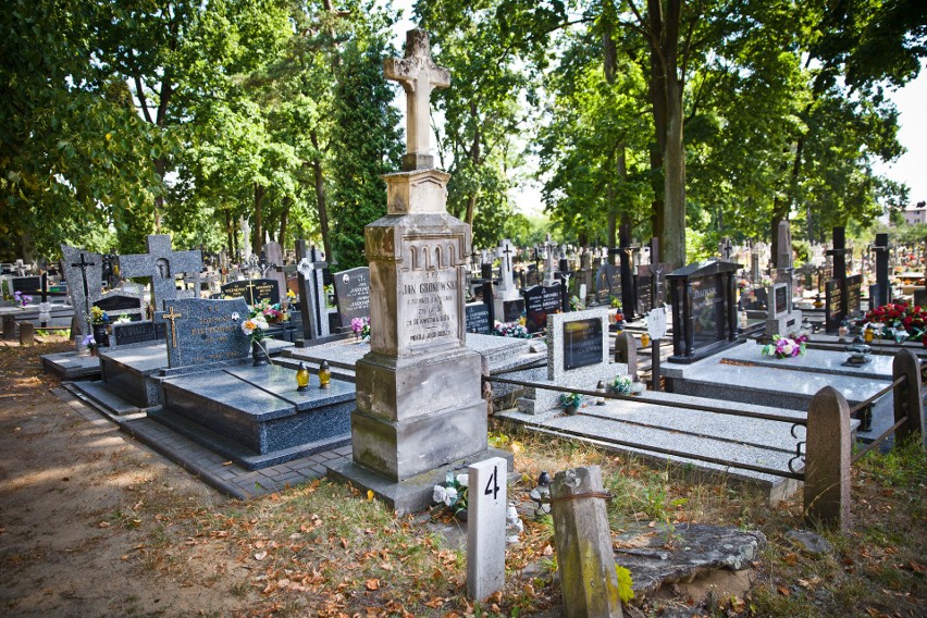 Ksiądz Szwarc cmentarz farny założył w 1886 roku. Nekropolia...