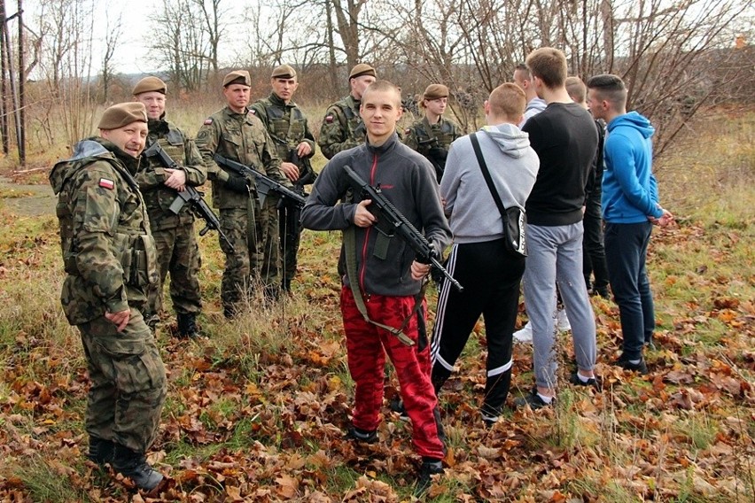 Wojska Obrony Terytorialnej na ćwiczeniach w opuszczonej szkole w Skarżysku-Kamiennej. Zaprosili młodzież z ośrodka wychowawczego [ZDJĘCIA]
