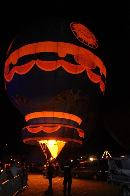 Nocny pokaz balonów na festiwalu w Szczecinku.