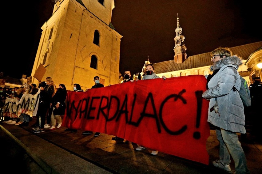 Protest w obronie praw kobiet w Kielcach. Biskup Jan Piotrowski ostro w czasie mszy: "Wara od mojej kieleckiej Katedry!" [ZDJĘCIA]