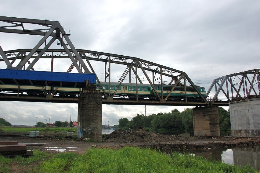 Wrocław: budują nowy most kolejowy nad Odrą