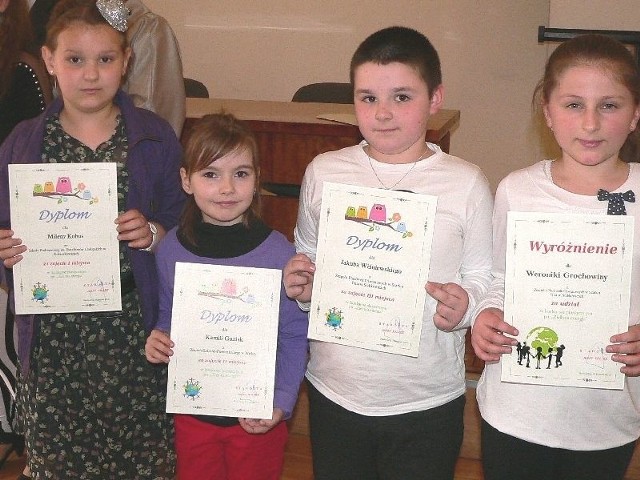 Najlepsi w grupie najmłodszej (od lewej): Milena Kobus, Kamila Guziak, Jakub Wiśniewski i wyróżniona Weronika Grochowina. 