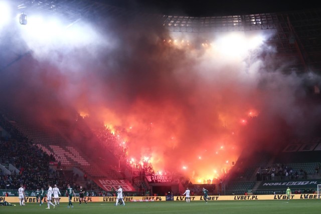 Z powodu zadymienia mecz Śląsk - Legia przerwany został na prawie 10 minut