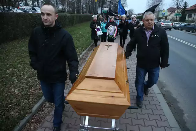 Symboliczny pogrzeb szpitala w Trzebnicy. Kondukt pogrzebowy przeszedł we wtorek ulicami miasta
