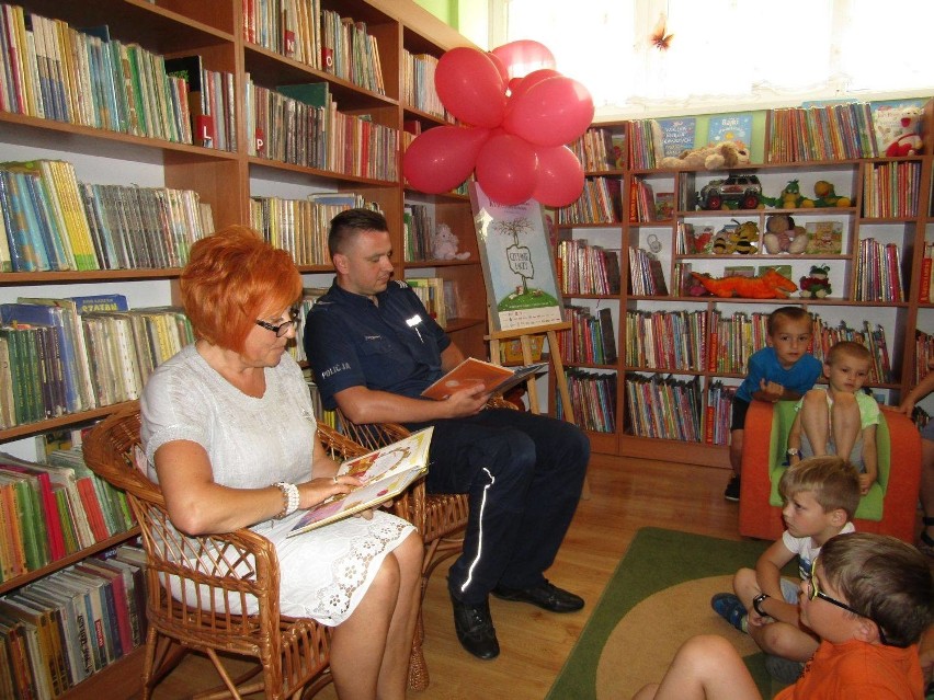 Ogólnopolski Tydzień Czytania Dzieciom w Pińczowie. Bibliotekę odwiedził policjant i przedszkolaki [ZDJĘCIA]