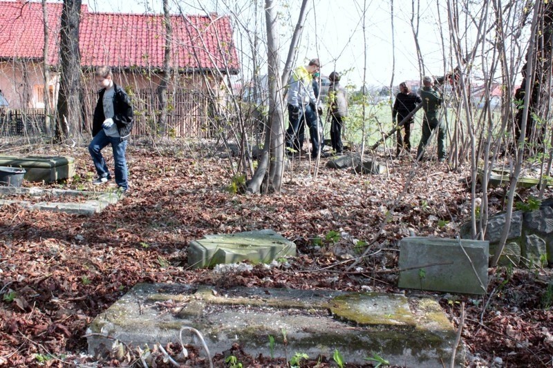 Wspólne sprzątanie cmentarza prawosławnego w Aleksandrowie Kujawskim