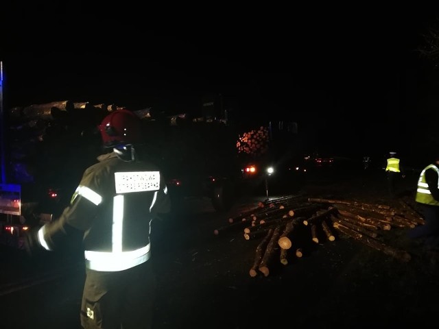 Bale z drewna, które spadły z ciężarówki, zablokowały drogę wojewódzką koło Tychówka (powiat białogardzki).Do niebezpiecznego zdarzenia doszło w piątek na drodze wojewódzkiej nr 163 w pobliżu Tychówka. Z ciężarówki przewożącej bele drewna spadł ładunek. Dwumetrowe dłużyce zablokowały drogę, na szczęście nikt nie ucierpiał. Droga była zablokowana przez półtorej godziny. Kierowca ciężarówki tłumaczył się, że musiał wykonać gwałtowny ruch kierownicą, aby uniknąć zderzenia z innym samochodem i wtedy drewno spadło z naczepy. Zobacz także Wypadek na skrzyżowaniu ul. Fałata i ul. Wańkowicza (archiwum)