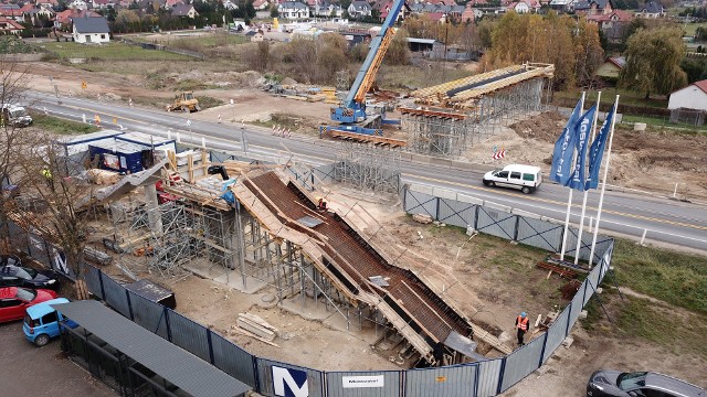 Drogowcy postawili już konstrukcję wielkiej kładki naprzeciwko szkoły w Bilczy, po której piesi będą przechodzić nad ruchliwą drogą.