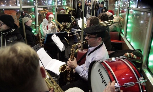 Ostatnio Grudziądzka Orkiestra Dęta kolędowała w świątecznym tramwaju.