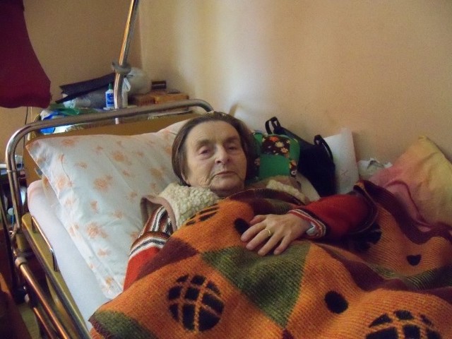 Marta S. z Prudnika całe dnie spędza sama w łóżku z widokiem na drzwi wejściowe. Kontakt ze światem zapewnia jej tylko telefon.